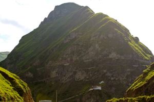 The tracks make two switchbacks on the climb up the Nariz del Diablo (devil's nose)