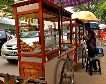 Lined with small shops and restaurants, away from busy down town, Kemang Raya could be a nice street for strolling, but with limited sidewalks and encroaching street vendors most visitors stay in their cars.