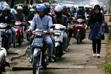 Motorcyclists encroach on the limited walking space on a South Jakarta roadside (photo: pulitzercenter.org)