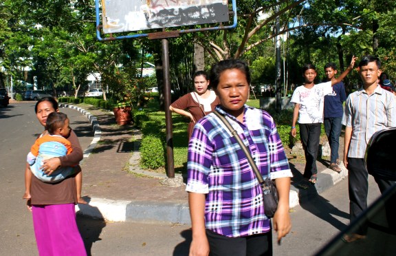 On a Jakarta roadside, Jockyes try to flag a ride.