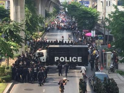 Protesters face off with police in Bangkok on Saturday. (Photo: The Nation)