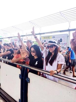 Protestors raised the newly adopted Anti-coup symbol. (Photo: RedThroughoutTheLand)