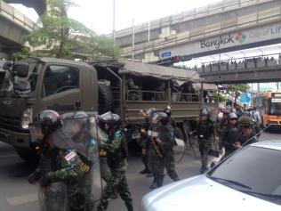 Toops Flooded the streets in Bangkok's central shopping district Sunday (Photo: @winaithornPNC)