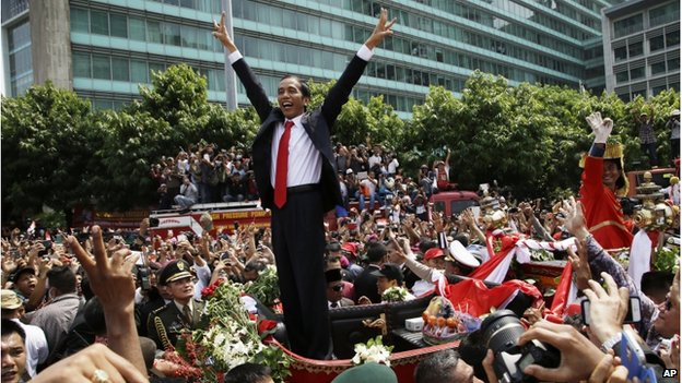 Jokowi rode through massive crowds of supports in central Jakarta on Monday, flashing his trademark "two finger salute" (Photo: BBC) 